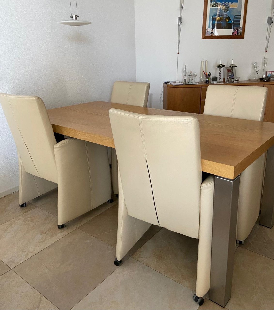 Moderne onbeschadigde eiken eettafel met RVS-poten