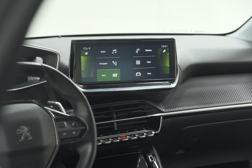 Peugeot 208 puretech 100 eat8 allure | camera | apple carplay | navigatie |