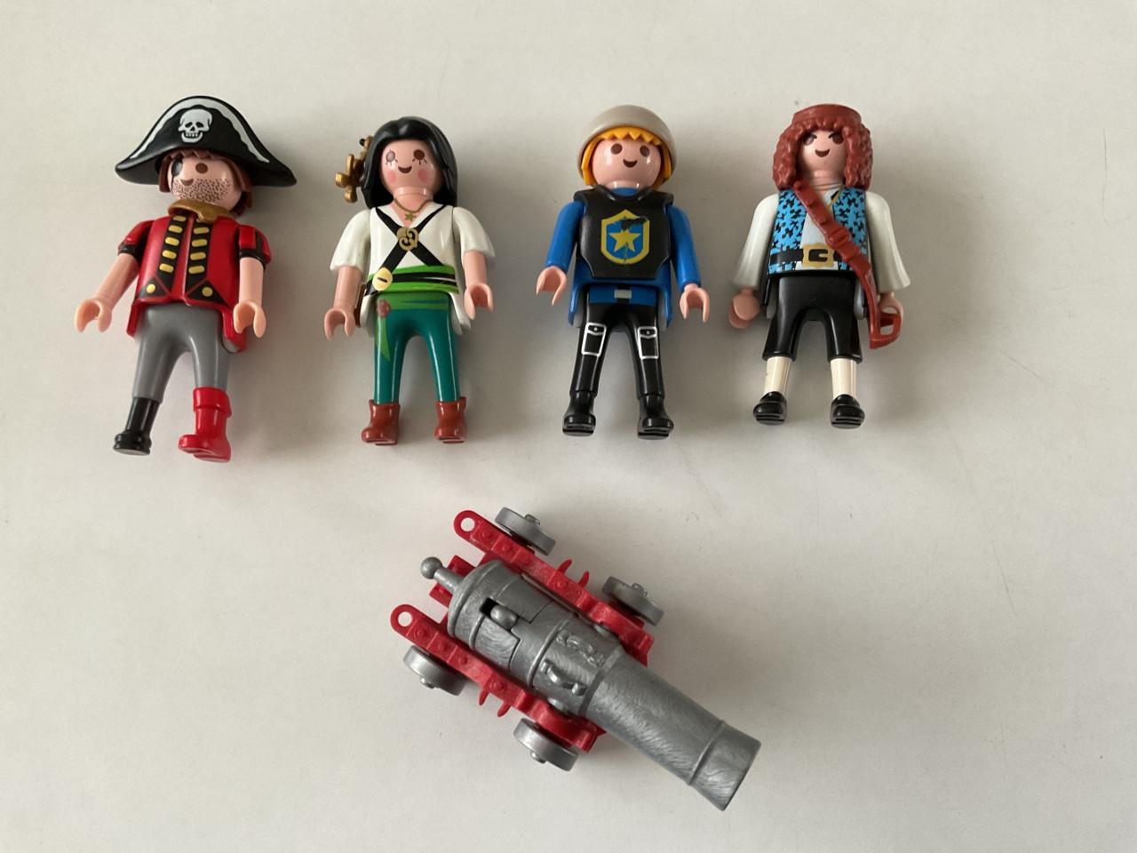 Heel veel Playmobil. Tandartsenpraktijk, politiebureau, bouwplaats etc.