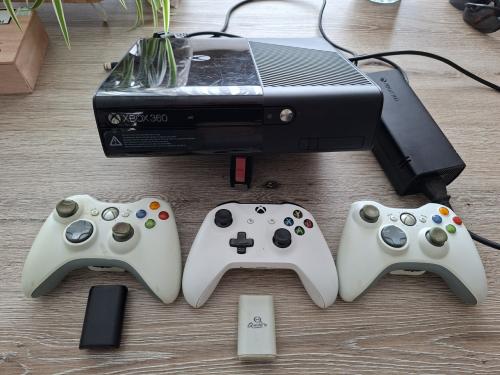 Xbox 360 met 3 draadloze controllers en 7 complete spellen ( zie foto's)