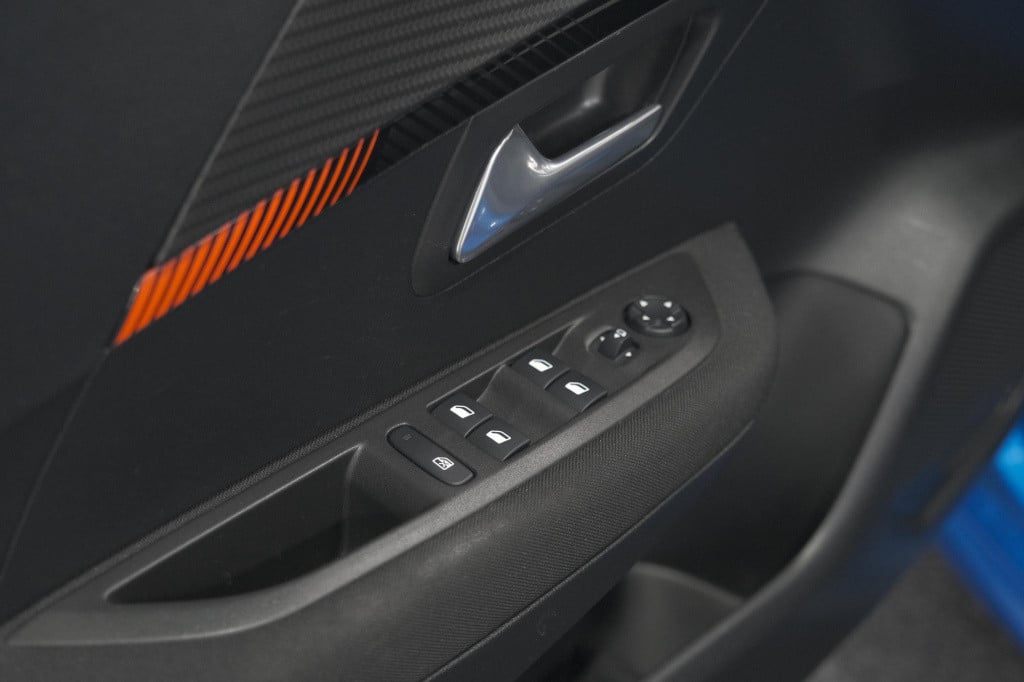 Peugeot 208 ev active pack 50 kwh | parkeersensoren | apple carplay | clima