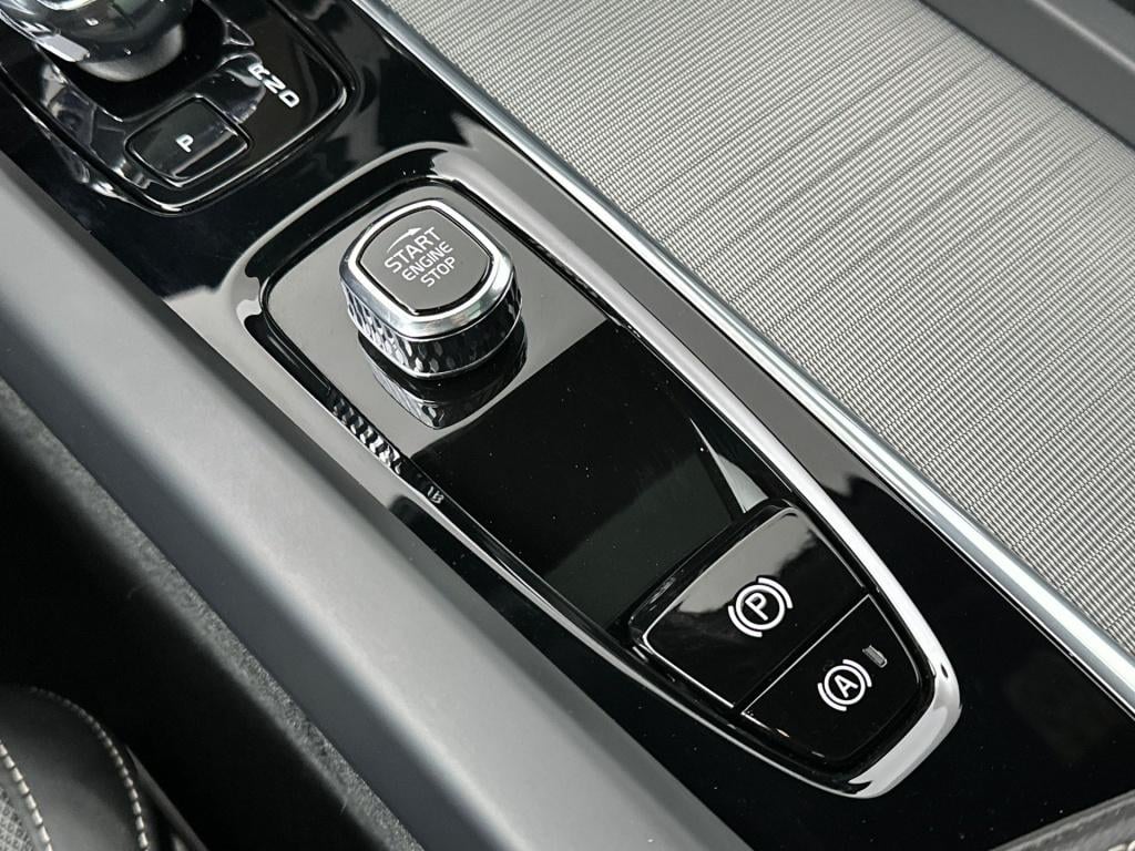 Volvo XC60 t6 398pk recharge black edition ultra| pano| luchtvering| 360 ca