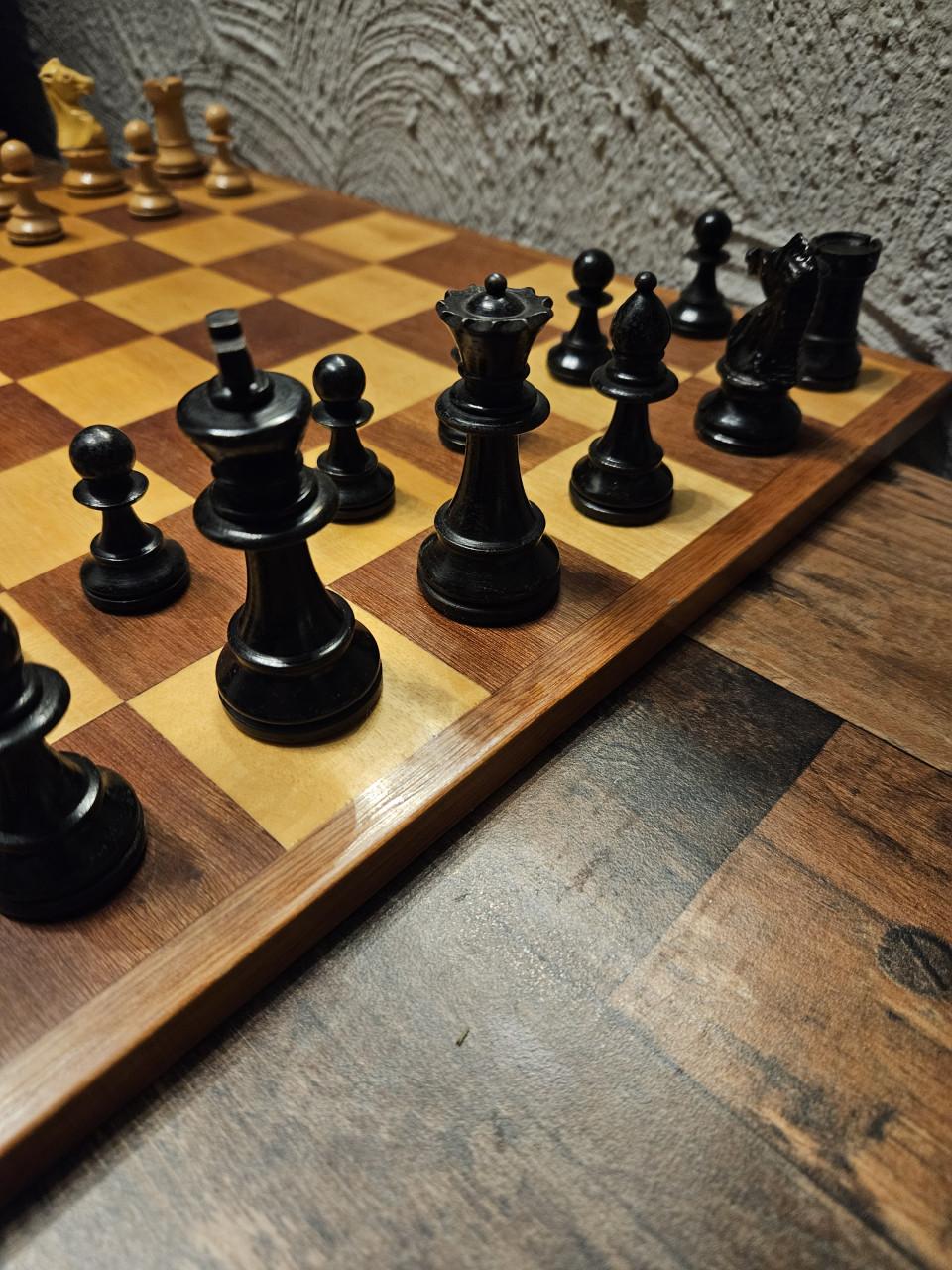 Prachtig groot houten schaakspel met houten opbergdoos