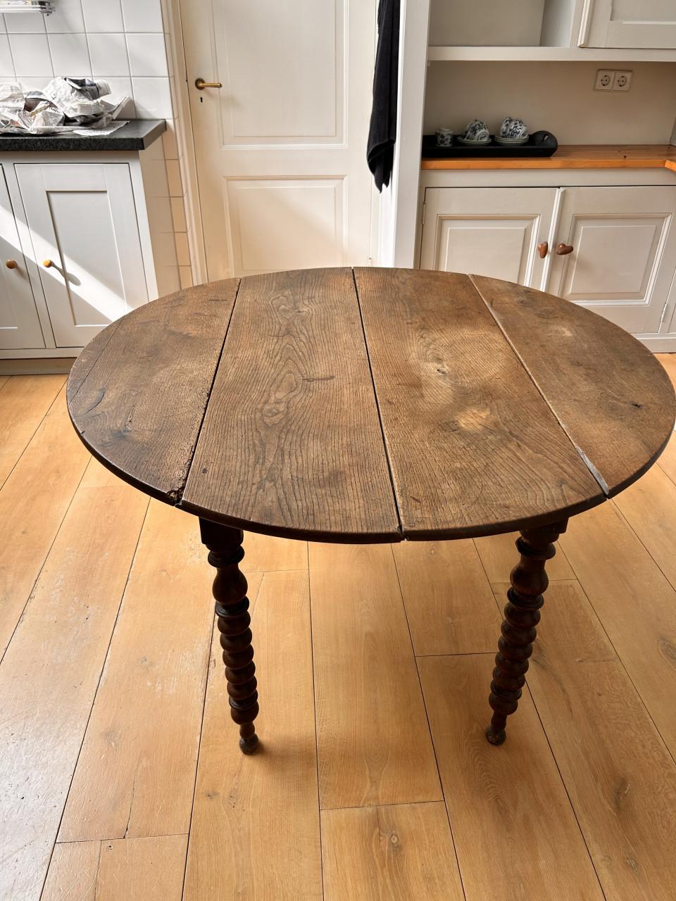 Massief houten klaptafel met gedraaide poten
