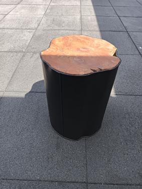 Tafeltje/krukje (bijv iets op zetten)