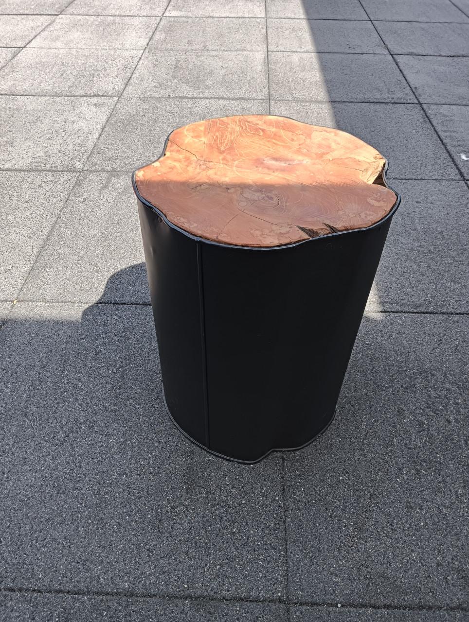 Tafeltje/krukje (bijv iets op zetten)