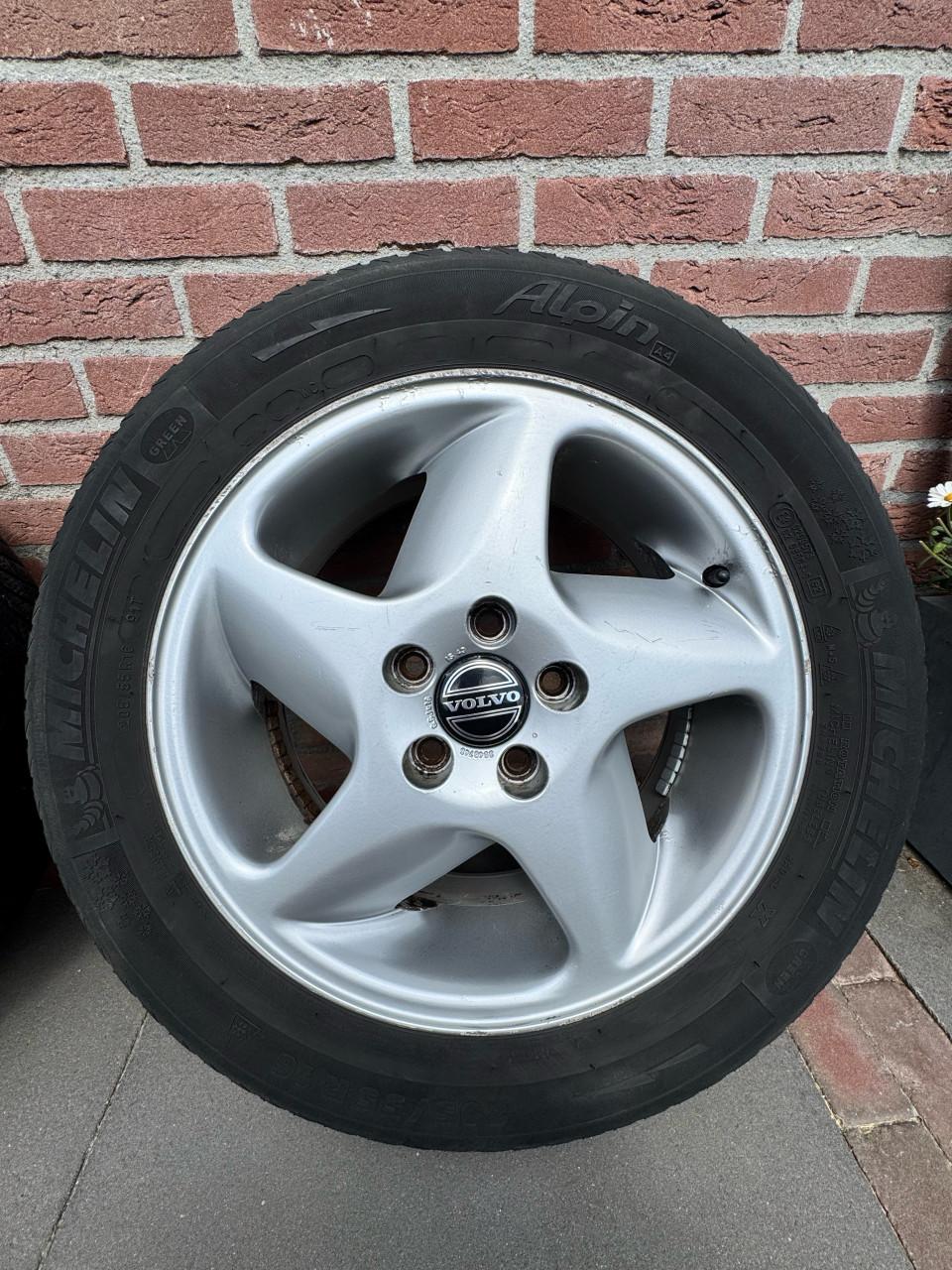 Volvo 16 inch winterbanden met velgen 4 stuks