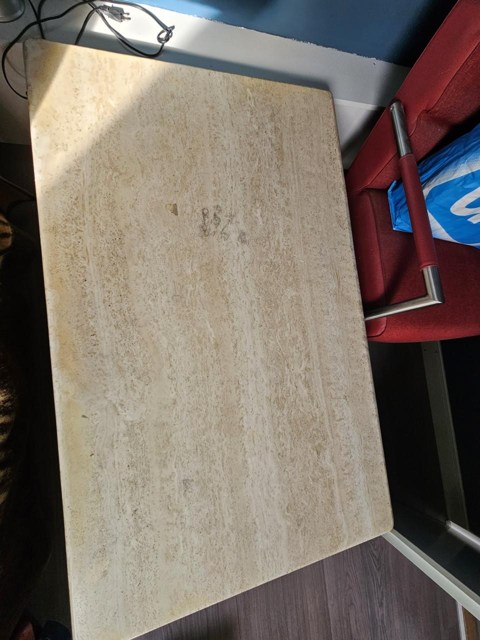 Massief stenen tafel