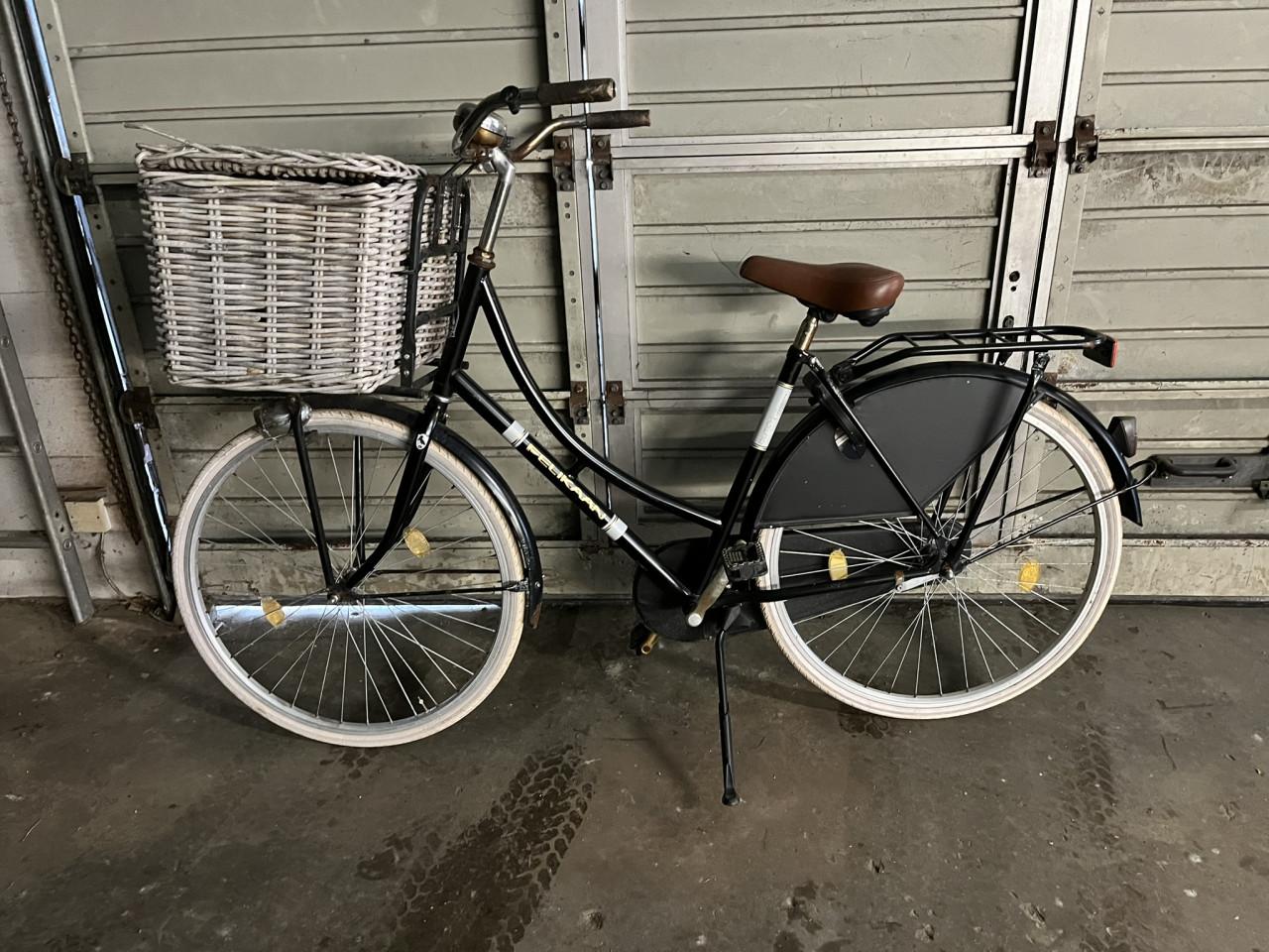 Damesfiets met transportrek.