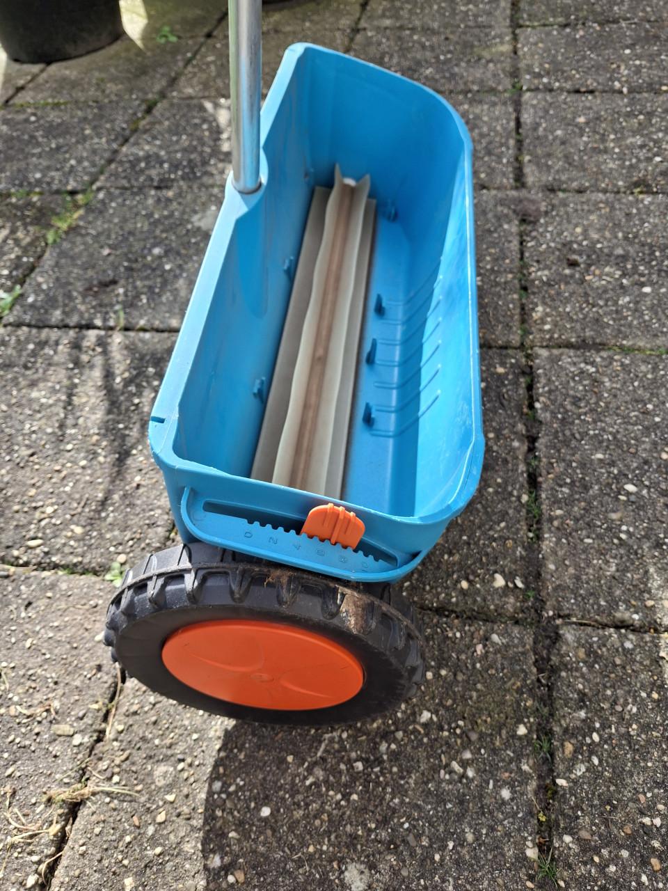 Gardena meststrooiwagen