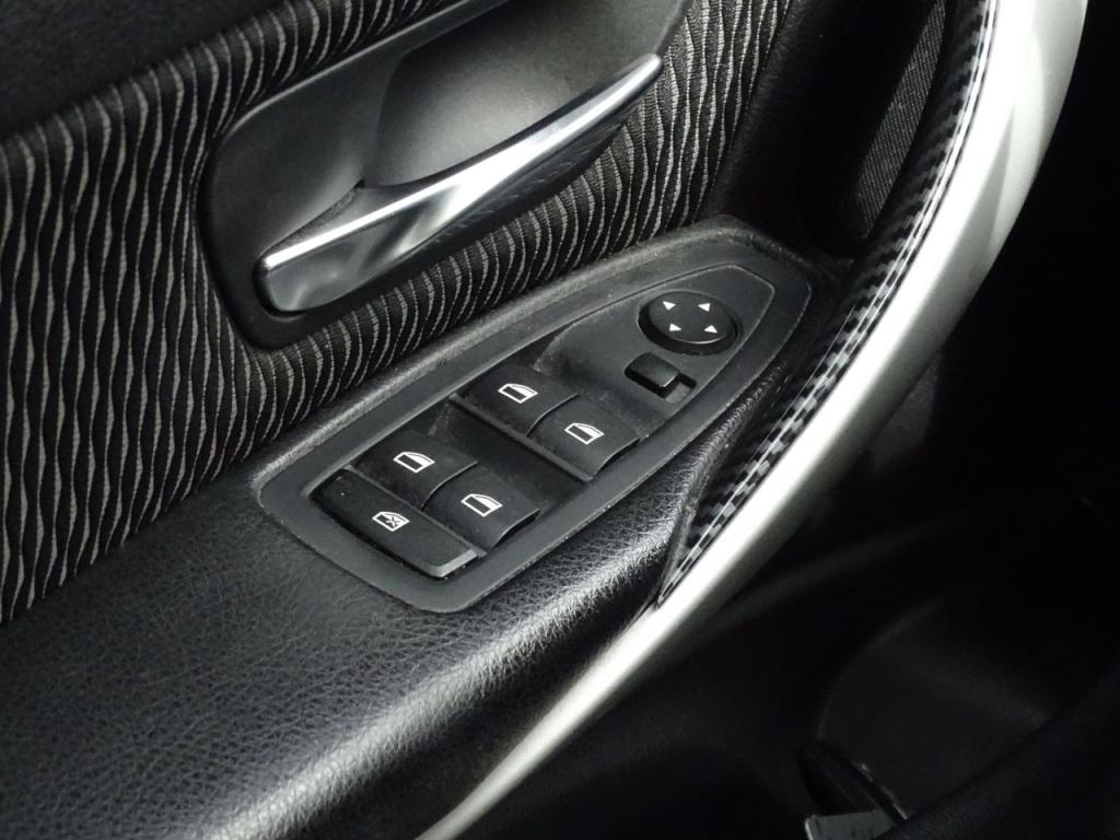 BMW 3-serie 320i executive automaat | 18" | afn. trekhaak | bluetooth