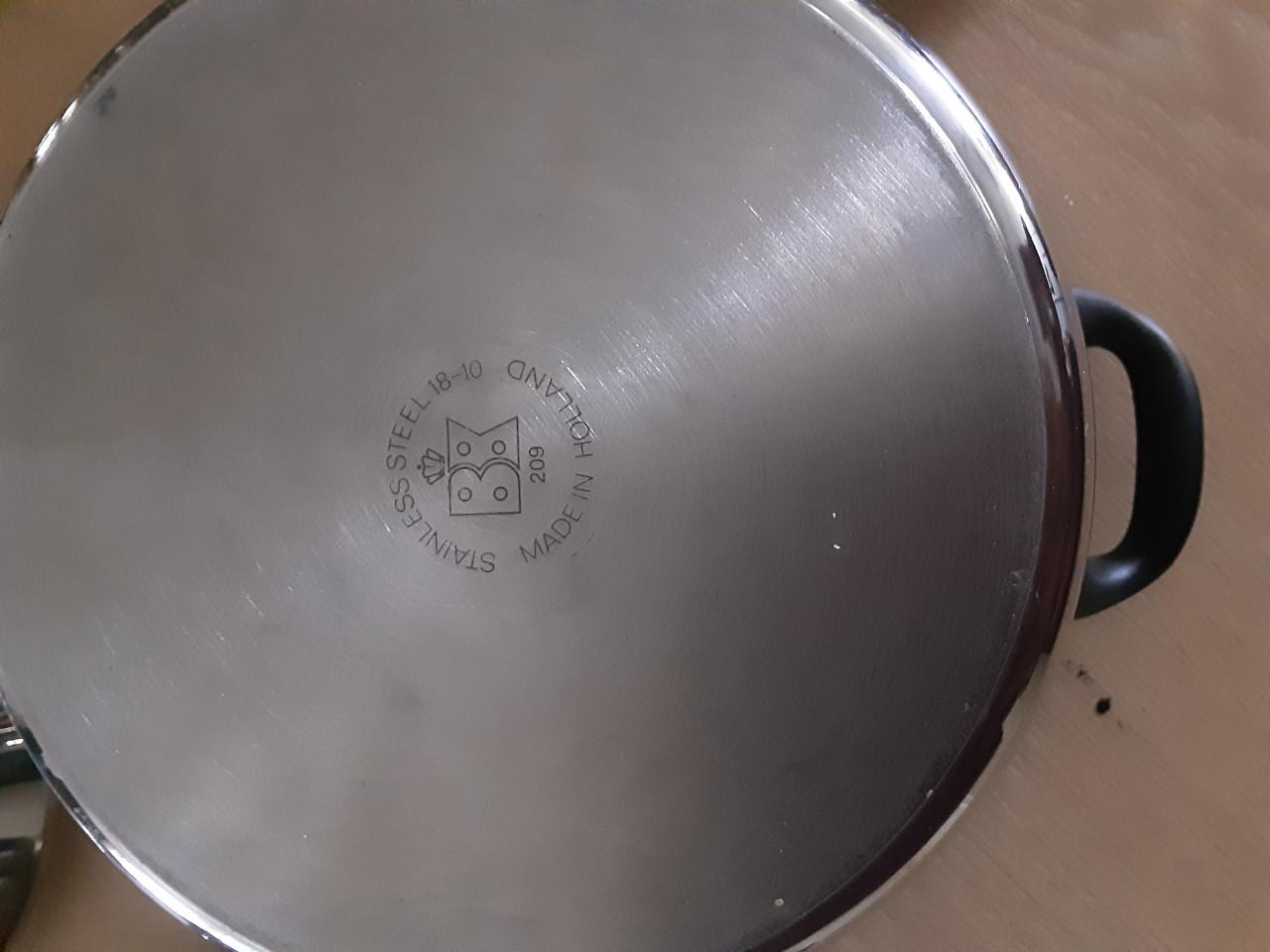 Compleet servies en een pannenset van BK