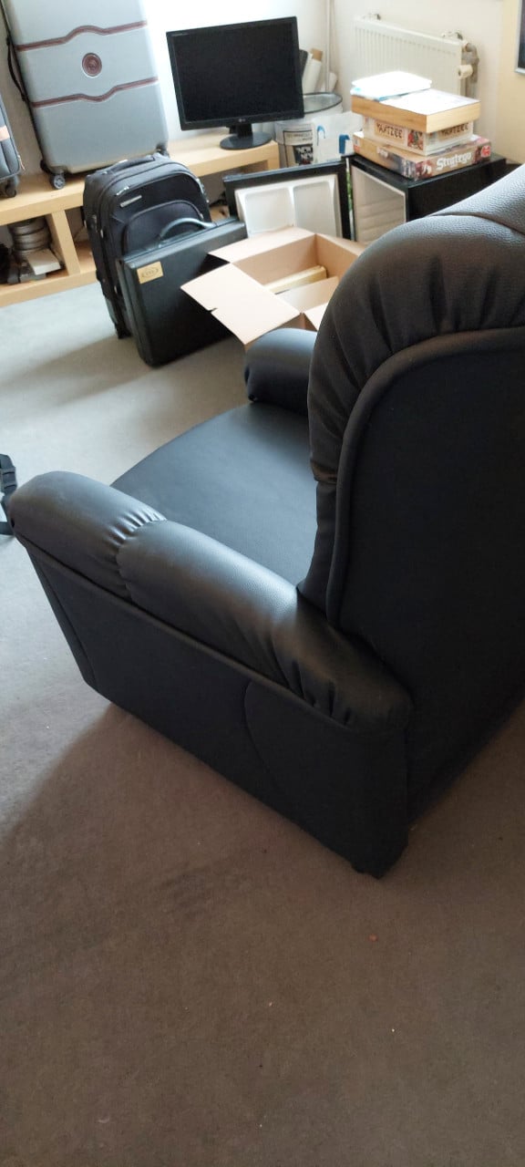 2 Relaxstoelen, donkerblauw kunstleer.