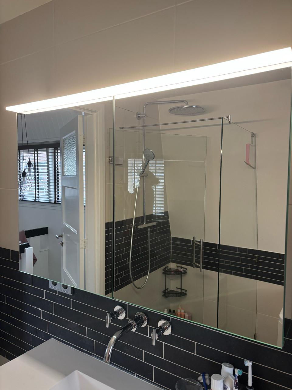 Wit badmeubel en bijbehorende spiegelkast