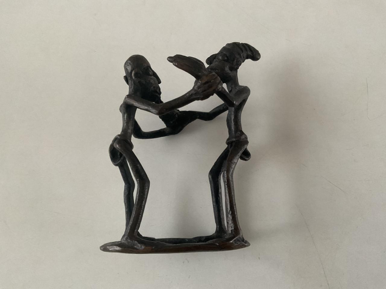 Een Afrikaans beeldje.    Tandarts.   Materiaal: niet bekend.    10x7 cm.