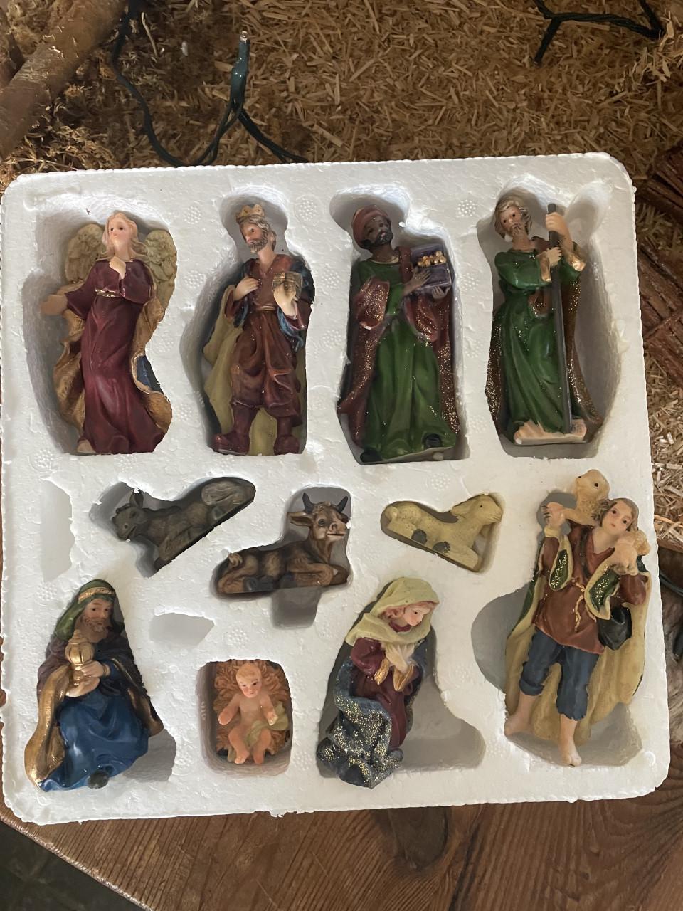 Kerststal met Bijbelse figuren