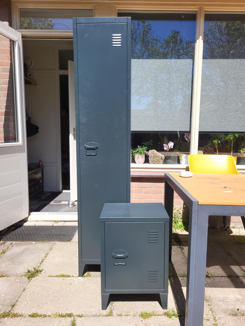 2 zwarte kasten (metaal)