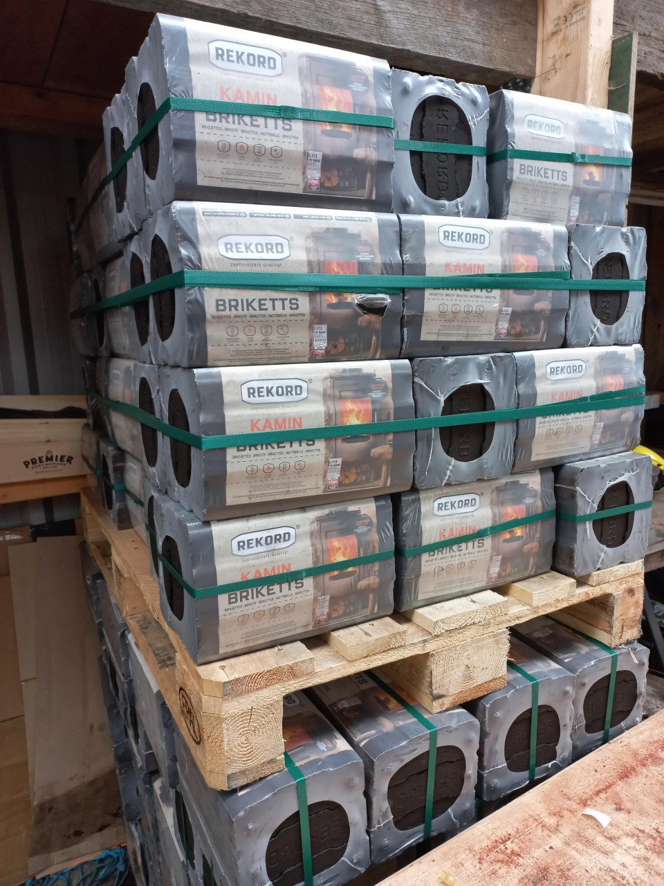 Briketten bruinkool en hout