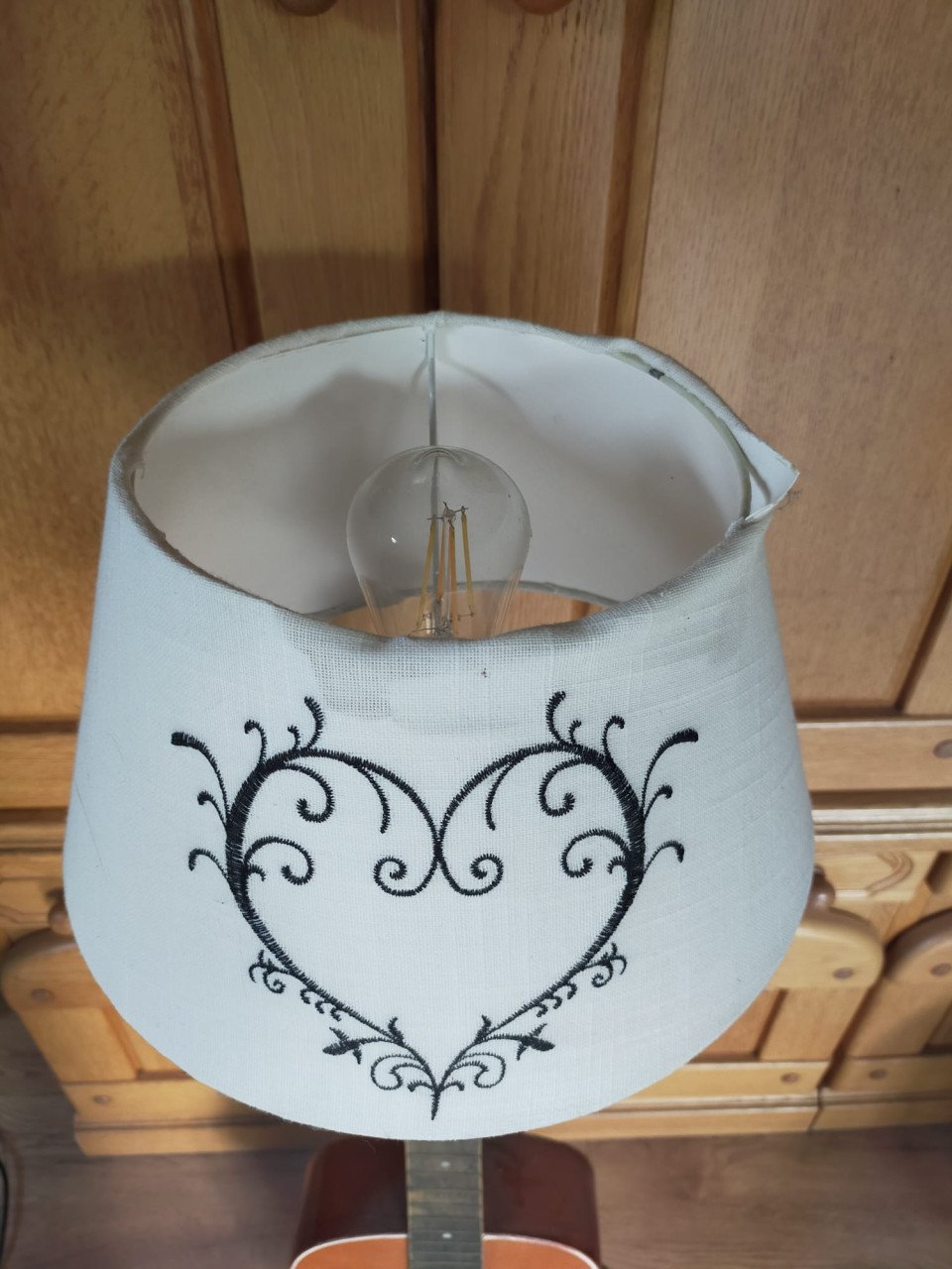 Staande lamp gemaakt van een gitaar