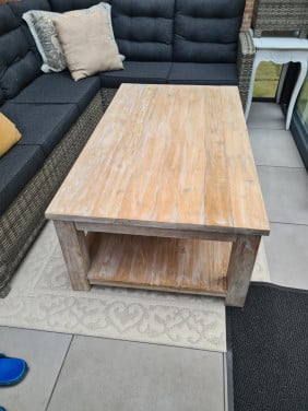 Mooie zware tafel van goede kwaliteit.