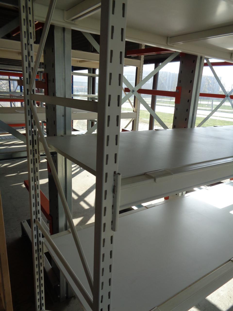 Gebruikte magazijnstelling grootvakstelling met diepteliggers en vlonders .