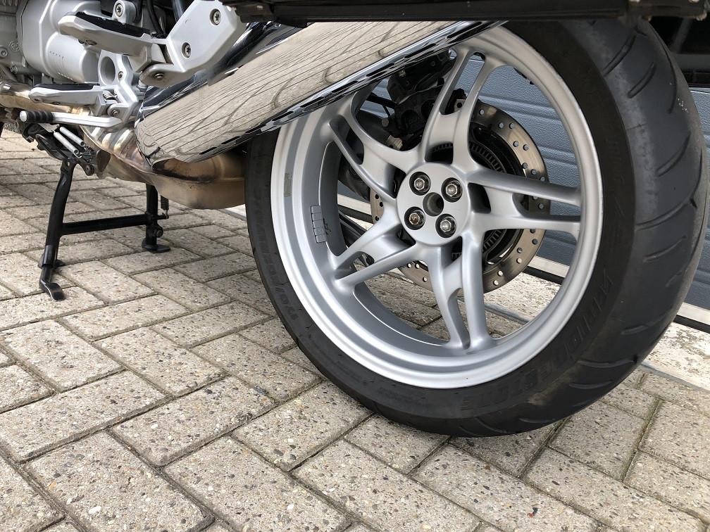 Keurige BMW R1150R uit 2002 met 87 dkm, kofferset, ABS, windscherm €2695,-