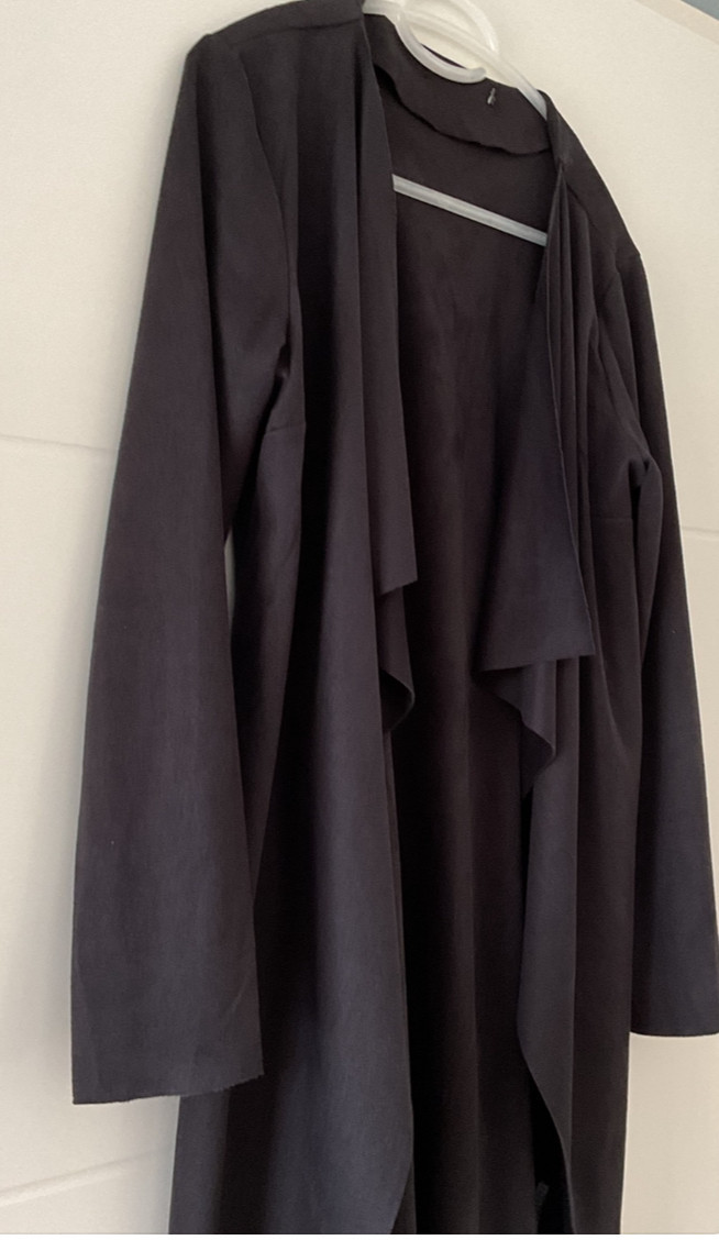 Lang zwart vest suedine lange mouw en lange hes, maat M/L