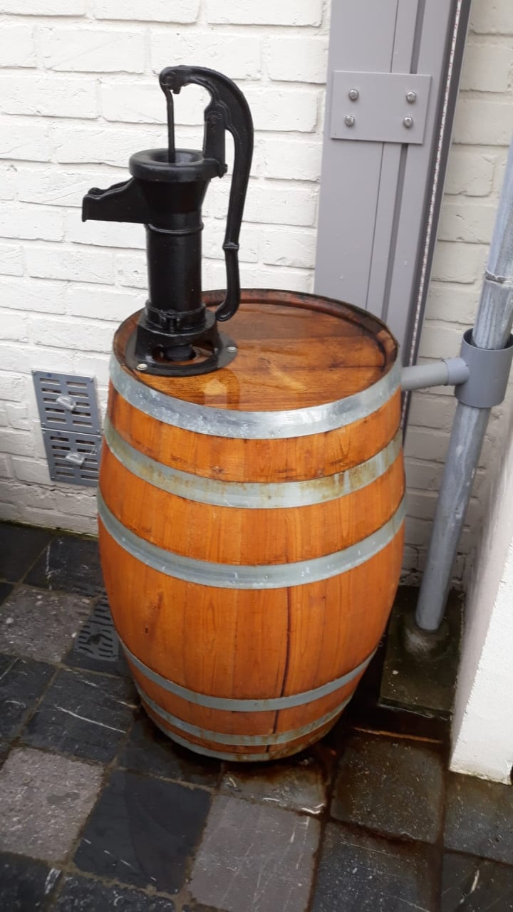 Eiken regenton 220 ltr met pomp
