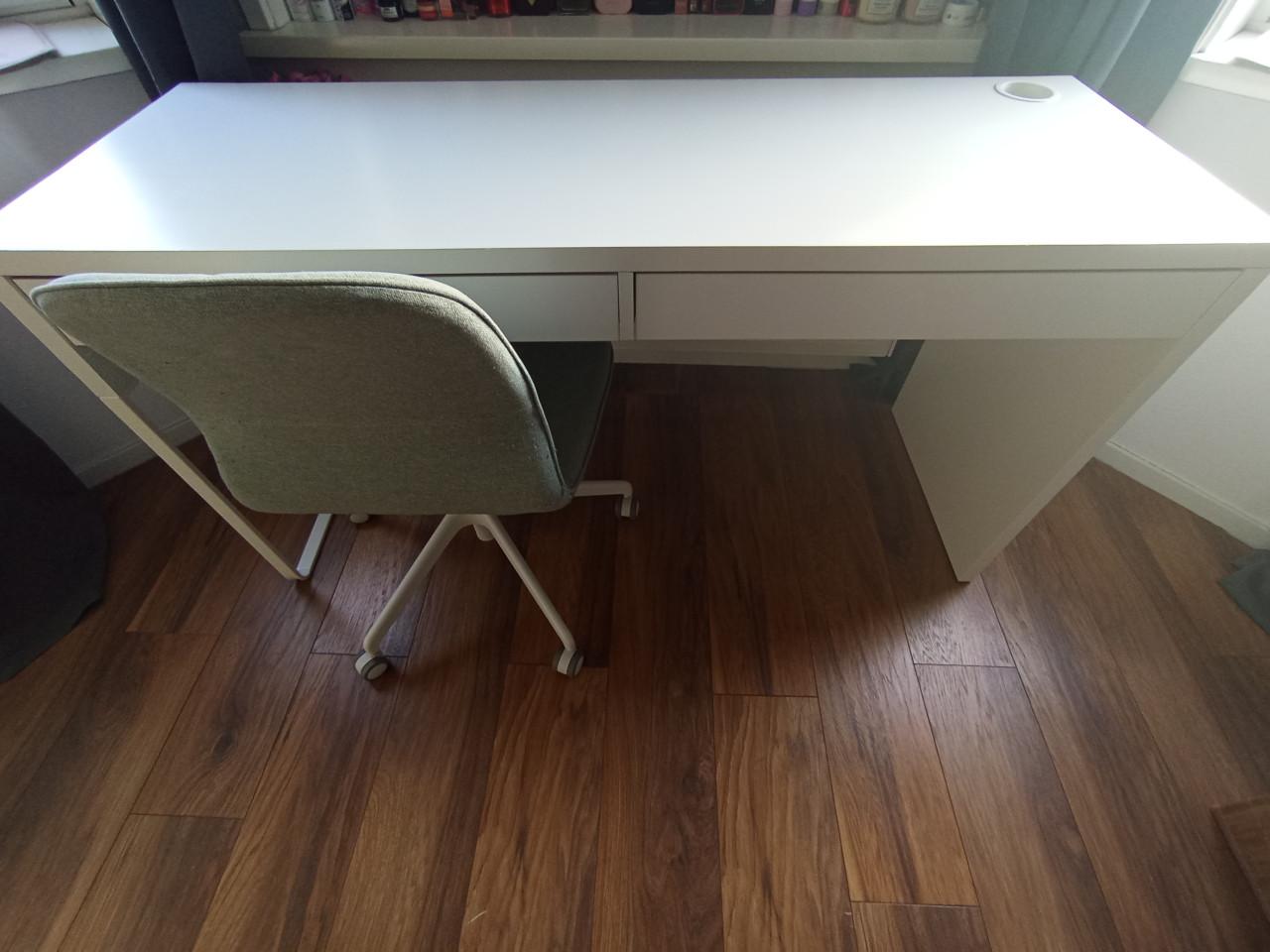 Bureau + stoel  Ikea