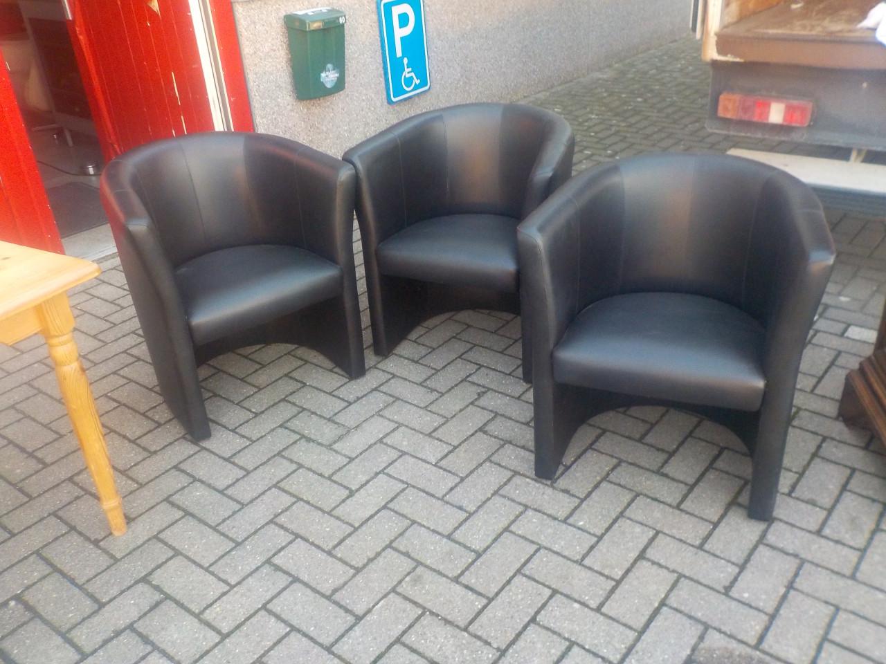 3 leren Fauteuils in vrijwel nieuw staat per stuk 95 euro 3 voor 275 euro