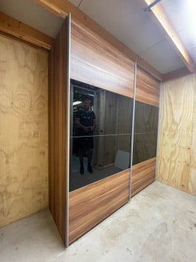 Grote kledingkast met dubbele schuifdeur