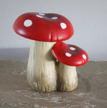 Stenen beeldje padden stoelen