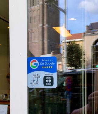 Slimme Google NFC-reclame sticker.