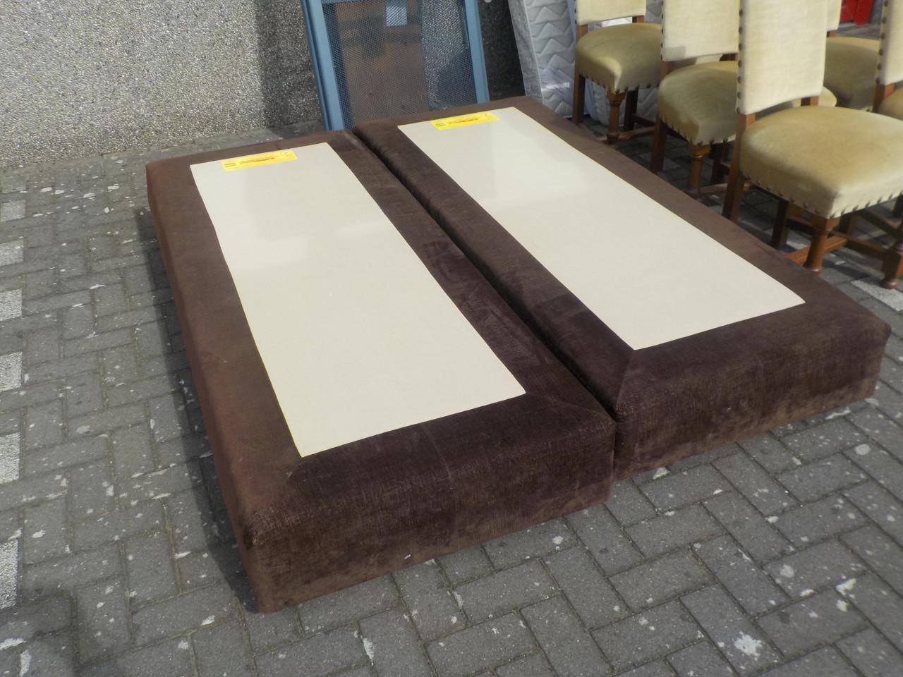 2 boxsprings 80 x 200 cm zonder matrassen per stuk 40 euro 2 voor 75 euro