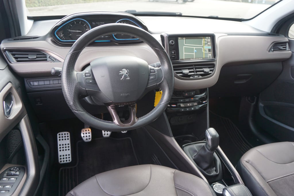 Peugeot 2008 1.6 vti féline airco / navi / cruise / pano / leder / parkeers
