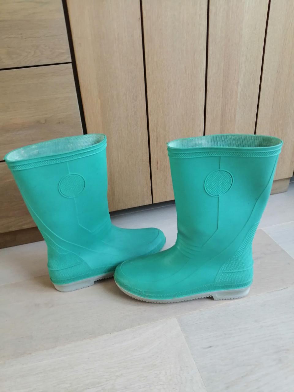 IN ZEER GOEDE STAAT:  REGENLAARZEN.  MAAT  40