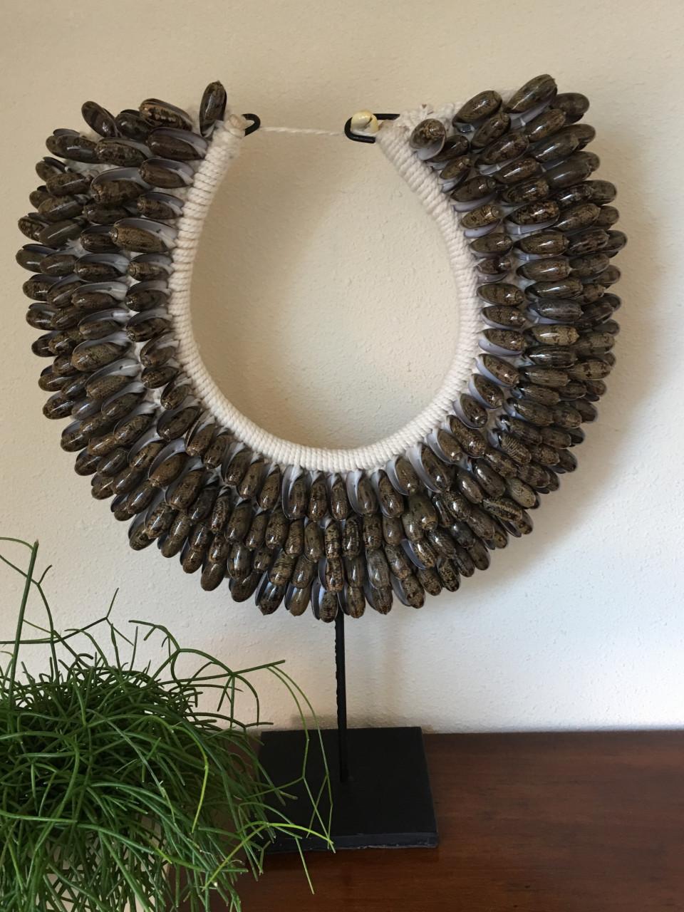 Schelpen krans op standaard