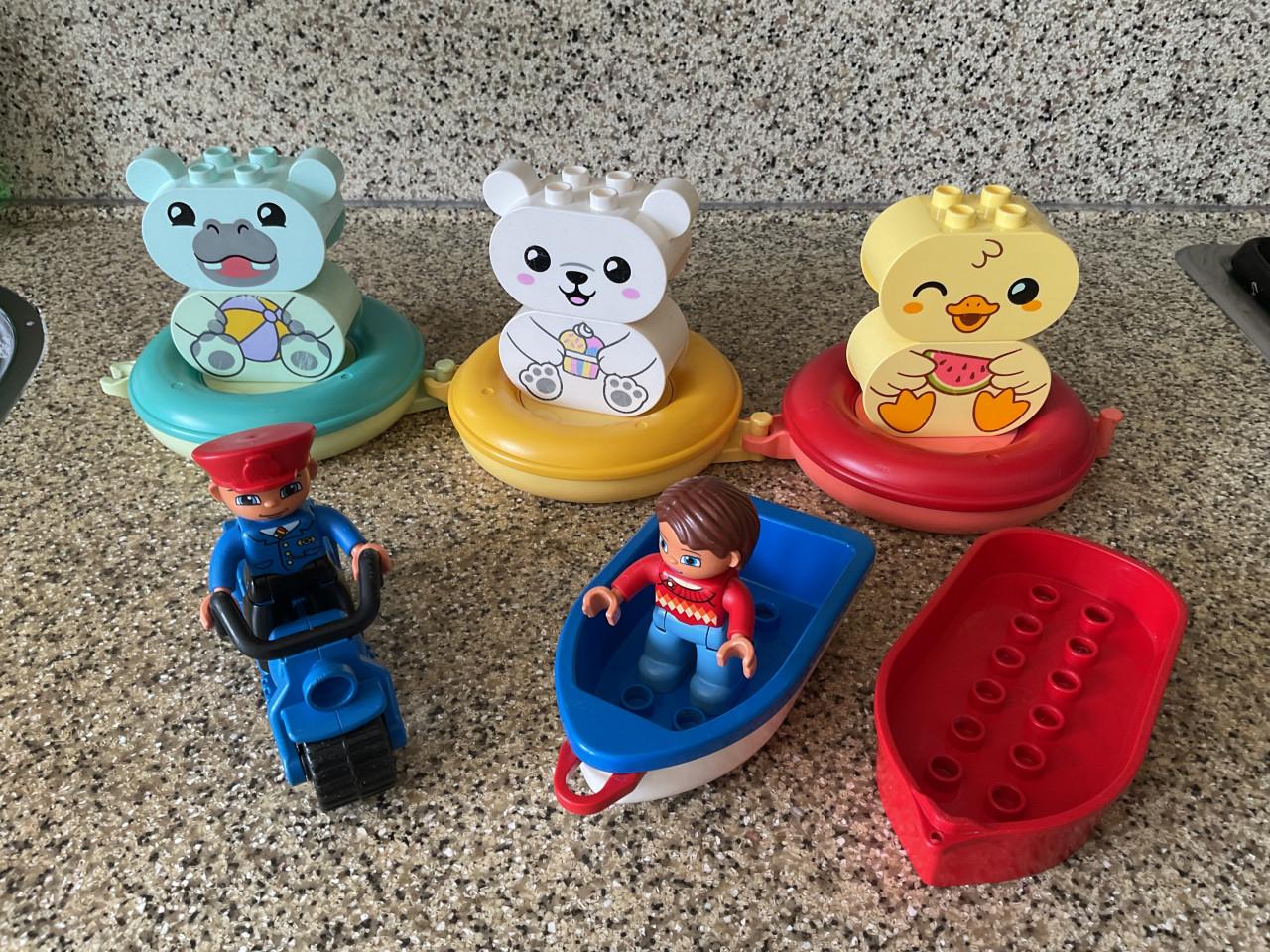 Heel veel Lego Duplo in vele kleuren en maten van blokjes. Poppetjes. Auto