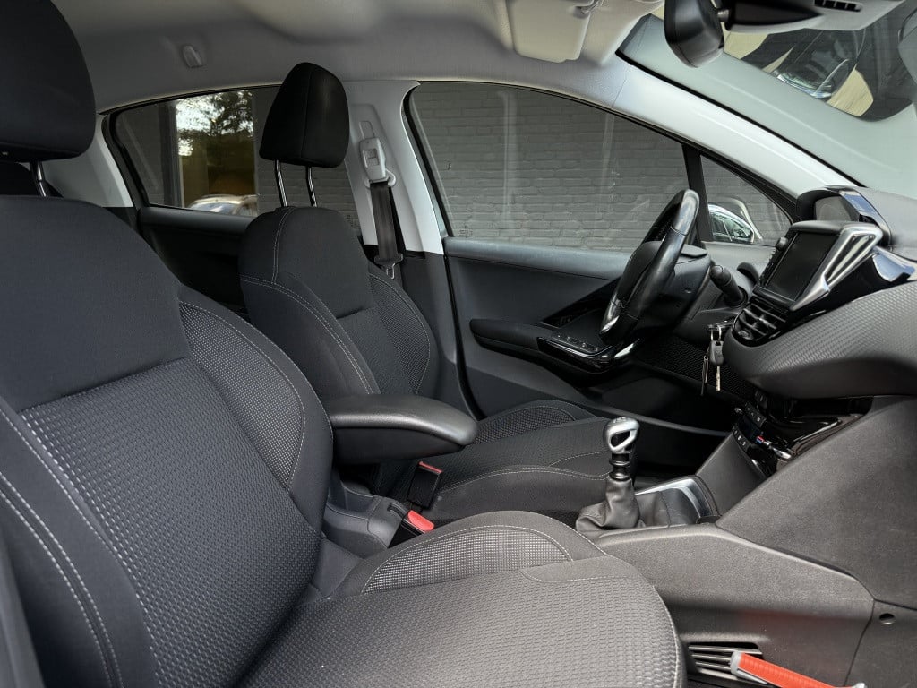 Peugeot 208 1.2 turbo, tech edition // 110pk // 4x nieuwe band, grote beurt