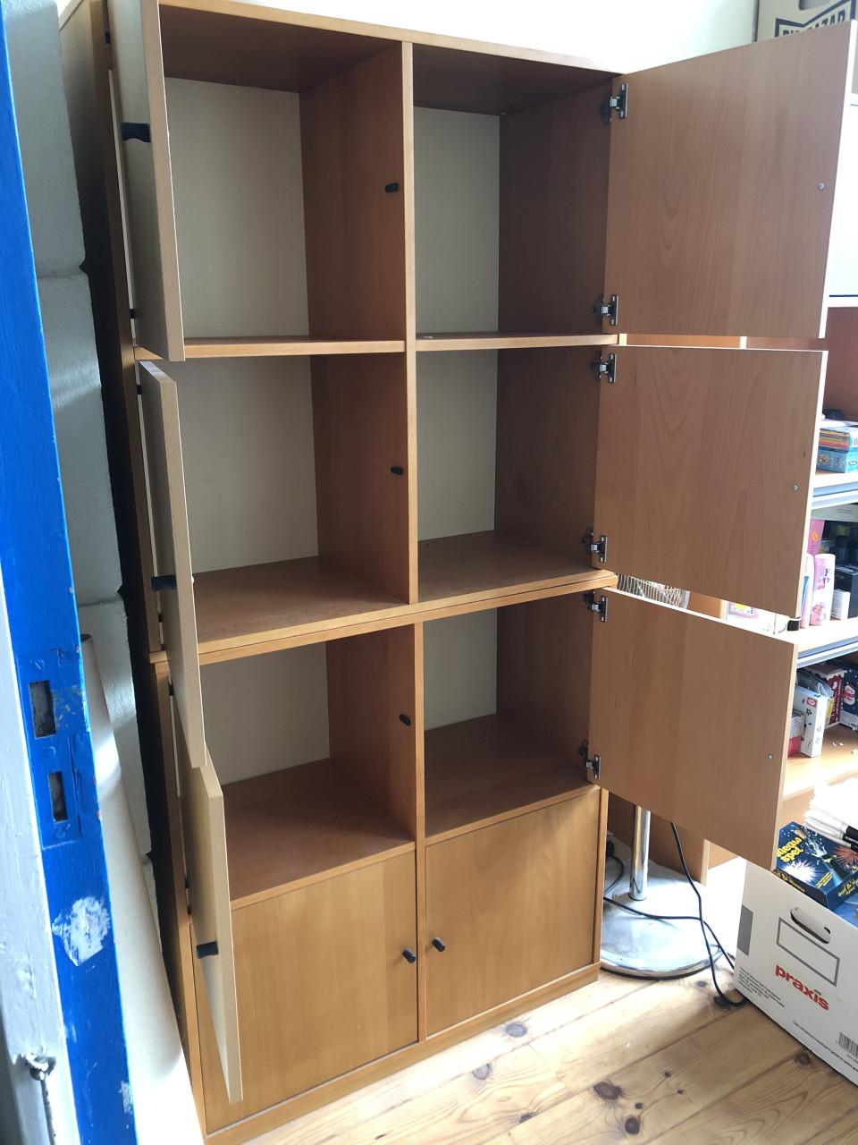 Kast met 18 deurtjes (trapkast in losse delen)