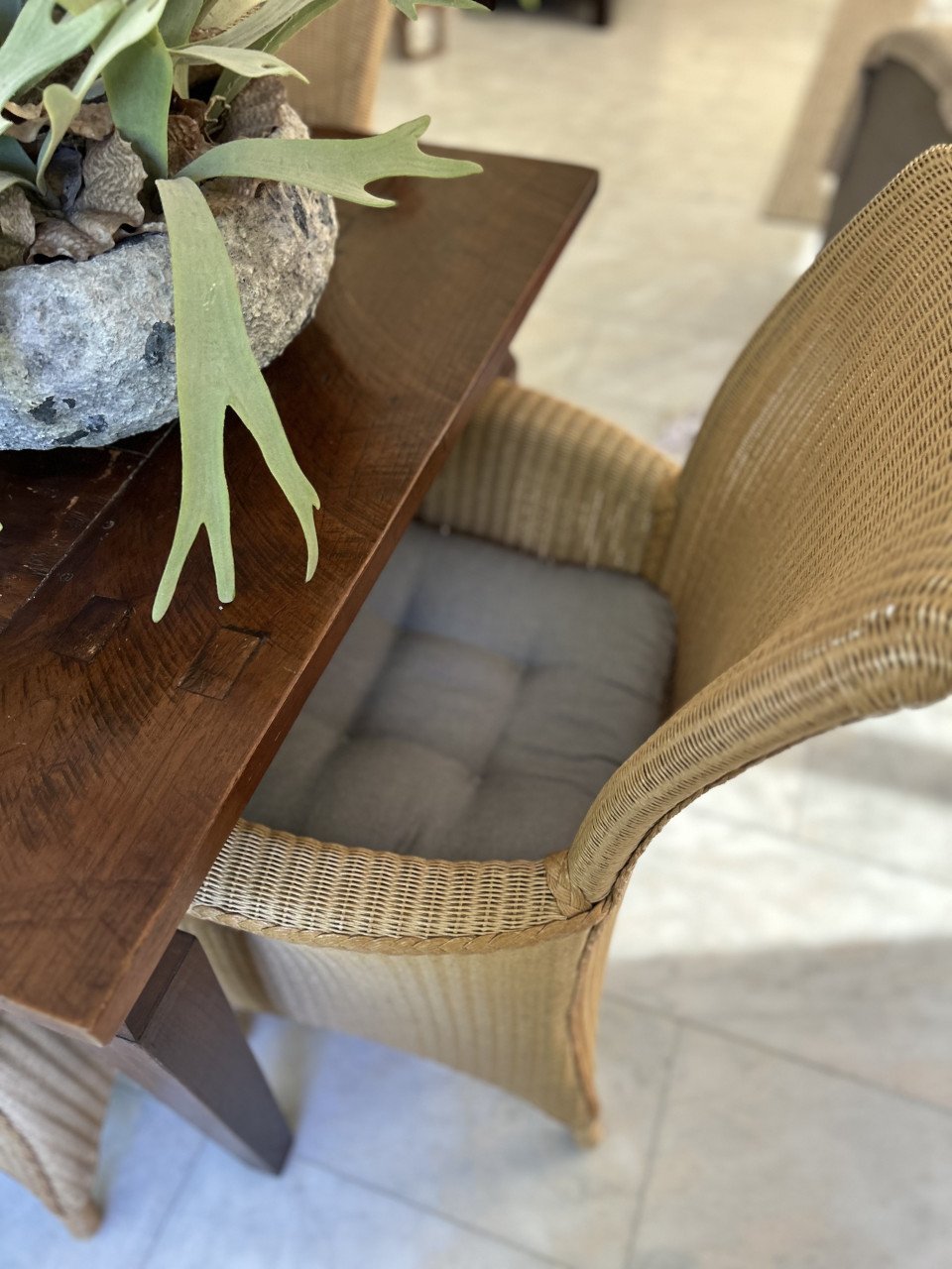 Eettafel en stoelen