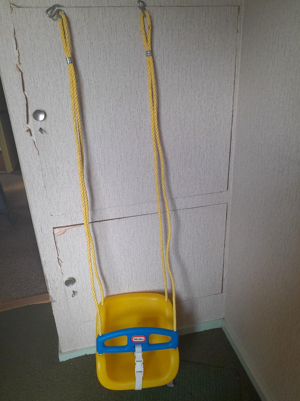 Divers speelgoed o.a.Barby camper, schommel en overige spulletjes