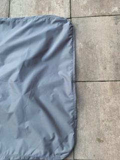 Waterdichte beschermhoes voor tuintafel met afgeronde hoeken.