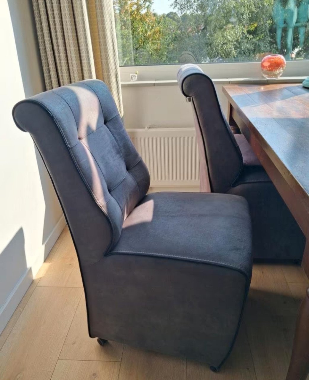 Eethoek met 4 stoelen op wieltjes