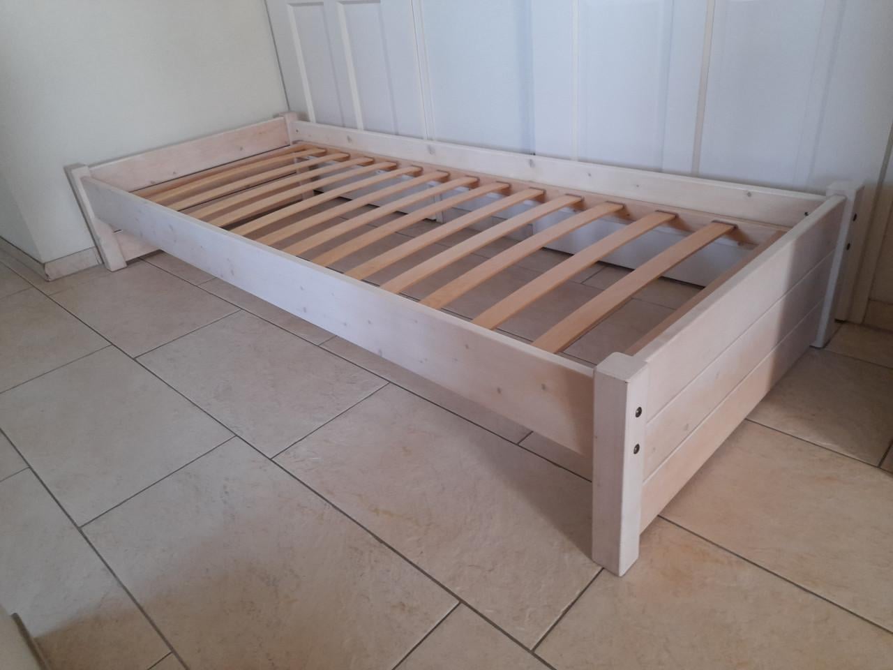 Massief houten 1 persoons bed 90 x 200 ( in goede nette staat )