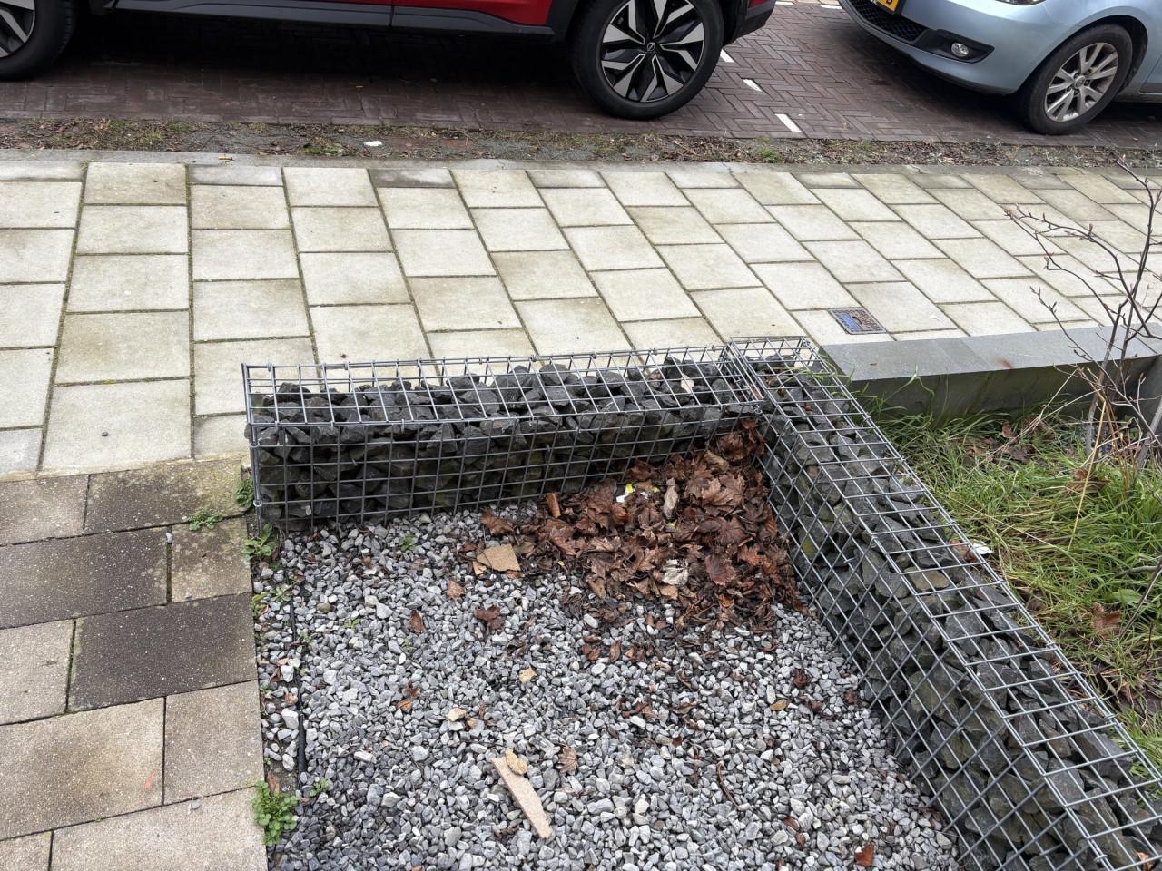 Schanskorfjes gevuld met stenen - nette staat - zie foto's