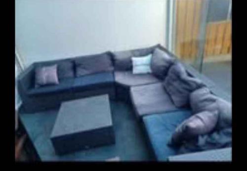 Grote hoek loungebank, kleur zwart, wicker, goede staat, kussens verkleurd