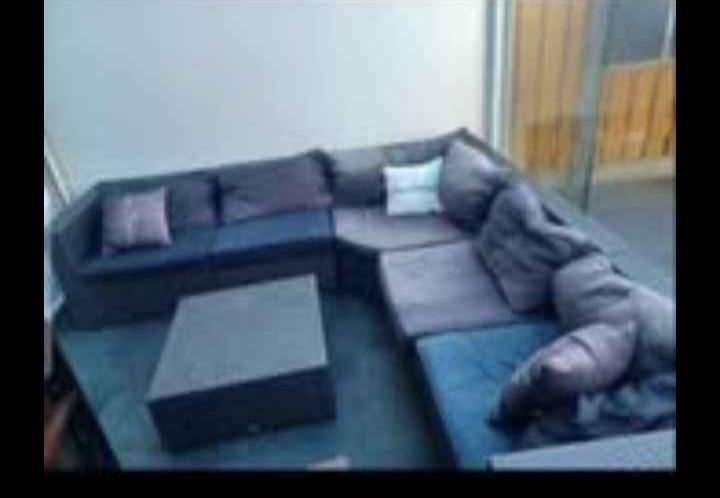 Grote hoek loungebank, kleur zwart, wicker, goede staat, kussens verkleurd