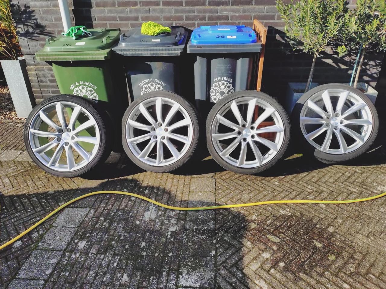 20 inch velgen Tesla incl TPMS en naafkappen