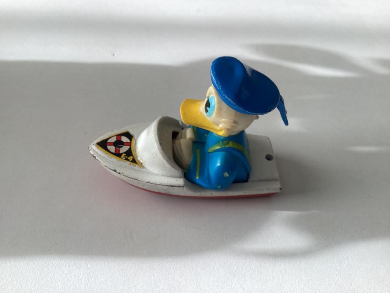 Donald Duck in bootje.  Merk: Guisval.   Spanje.